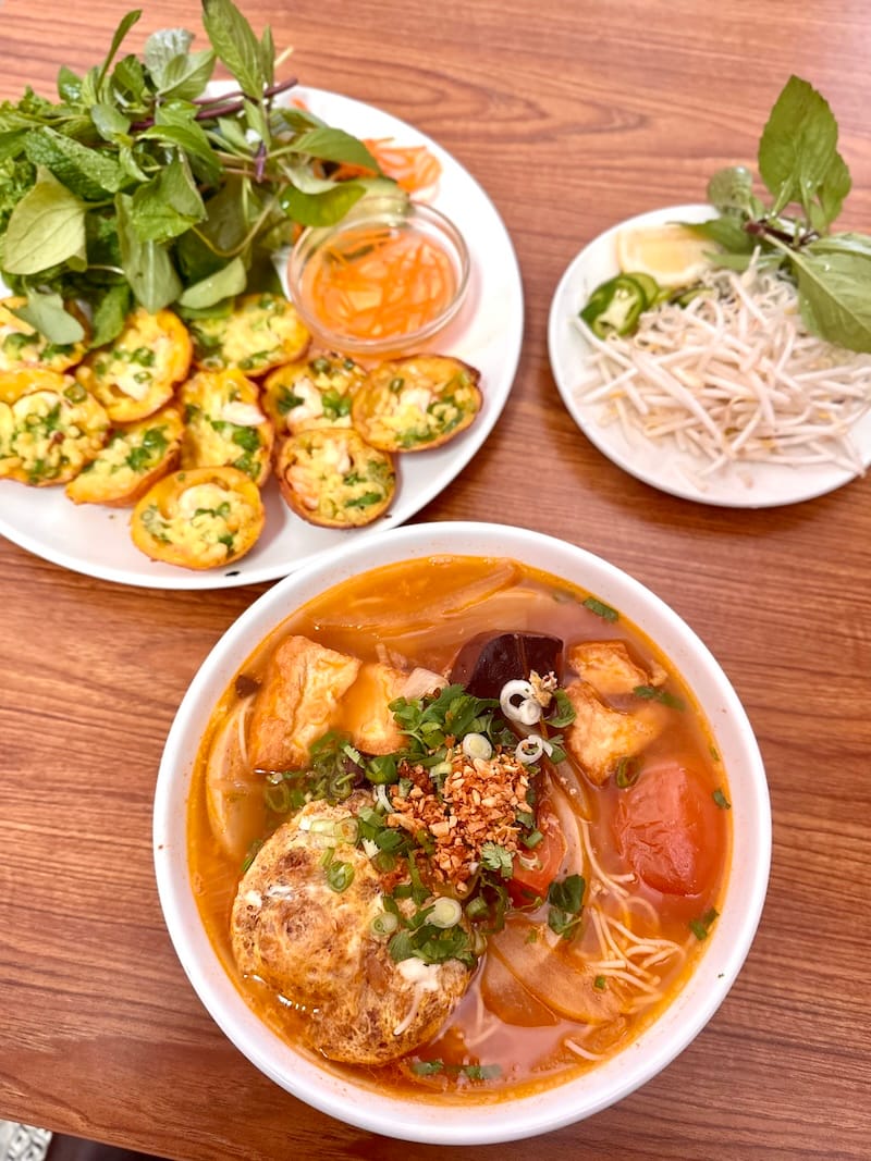 A perfect lunch of bún riêu and bánh khot. Photo: © tablehopper.com.